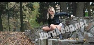 Nyia - Outdoor Piss - Part 1 (FullHD 1080p, 50.0 MB)