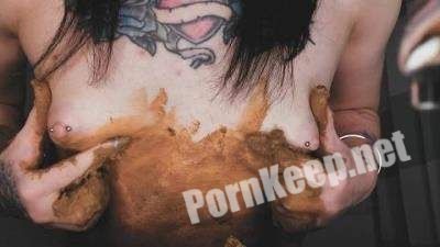 [ScatShop] DirtyBetty - Crazy baby play with her own poo (FullHD 1080p, 569 MB)