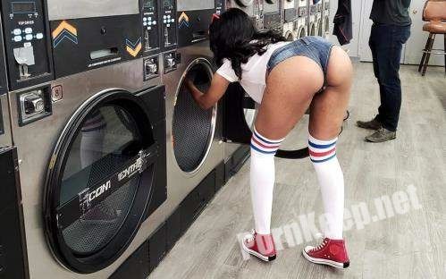 [TeamSkeet, Thickumz] Jenna Foxx - Thick Laundromat Lust (HD 720p, 2.42 GB)