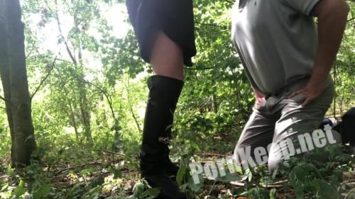[MistressCourtney] An Outdoor Kicking For The Slave - Feel Me When You Walk (FullHD 1080p, 72.52 MB)