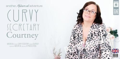 [Mature.nl] Courtney (EU) (36) - Curvy secretary Courtney loves playing with her shaved pussy (14693) (FullHD 1080p, 1.40 GB)