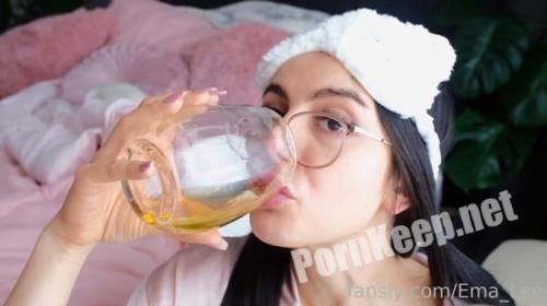 [Fansly] Ema Lee - Waking Up To a Glass of Hot Yellow Piss (FullHD 1080p, 102 MB) [Pissing]
