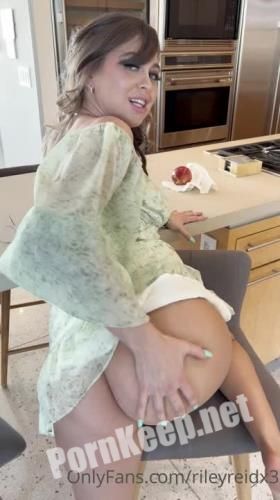 Riley Reid - Green Dress (HD 720p, 1.05 GB)