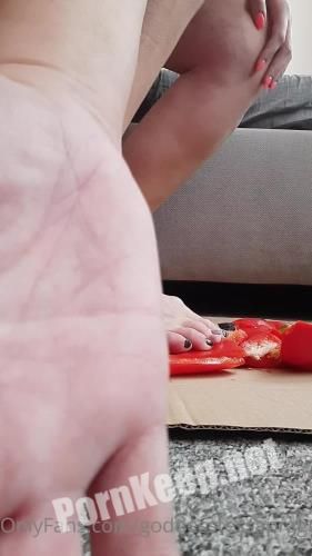 [Onlyfans] Goddess Tessa - 45 Size Feet Goddess - Destroying 3 Peppers With 1 Step And Smashing It Completly (UltraHD 1920p, 282.47 MB)